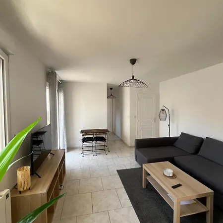 Charmant Bas De Avec Terrasse A Proximite De La Plage Et Du Port Carqueiranne